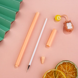 Vue à plat des pièces détachées d'un stylo gel hamster mignon incluant la recharge d'encre