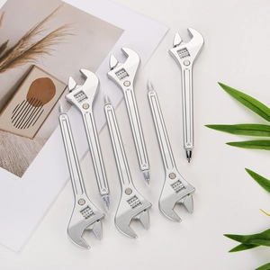Stylos créatifs en forme de clé à molette argentée avec capuchon sur un fond blanc épuré