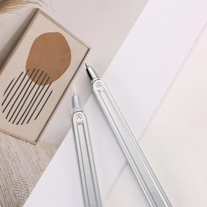 Vue détaillée du stylo clé à molette argent mat au design industriel et minimaliste