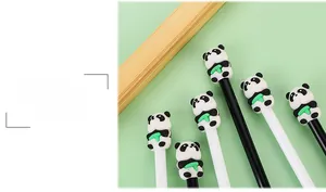 Detailaufnahme süßer 3D-Silikon-Pandas am Bambus auf schwarz-weißen Kreativstiften