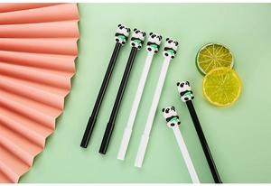 Nahaufnahme süßer 3D-Panda-Figuren auf schwarz-weißen Gelschreiber-Sets für Schüler