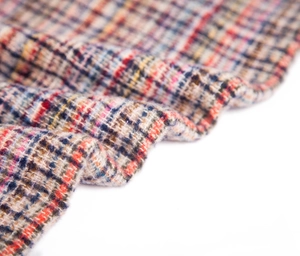 Primer plano de tela de tweed multicolor gruesa con patrones de cuadros y textura suave