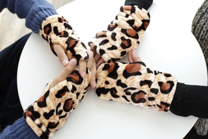 Primer plano de guantes sin dedos de felpa con estampado de leopardo y pelo suave