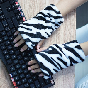 Guantes de franela con patrón cebra para escribir en un teclado de ordenador
