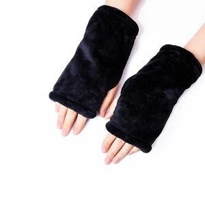 Primer plano de guantes negros sin dedos de piel sintética con puños elásticos