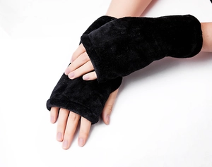 Primer plano de guantes sin dedos de franela negra que muestran la suave textura de felpa