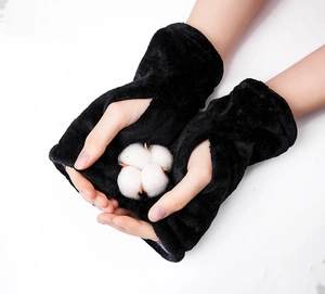 Primer plano de guantes de felpa negros sin dedos hechos de suave forro polar y algodón