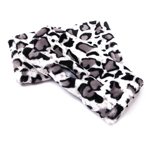 Primer plano de los guantes gruesos de franela de invierno con estampado de leopardo