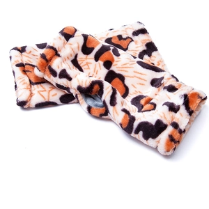 Vista de cerca de guantes sin dedos con estampado de leopardo y pelo sintético