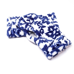 Detalle de guantes de franela para invierno con patrones florales azules y hueco de pulgar