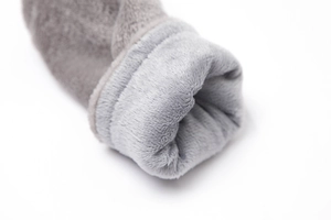 Detalle de guantes de invierno gruesos con forro polar ultrasuave para un calor extremo