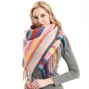 Kleurrijke gestreepte sjaal met lange franjes en zacht breisel voor een modieuze winterlook