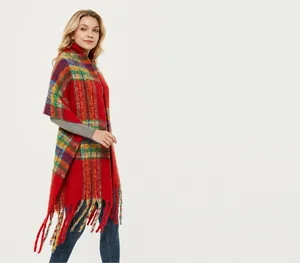 Modella che indossa una sciarpa a quadri colorata con grandi frange in stile lookbook