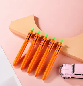 Detalle macro de bolígrafos multicolores con forma de zanahoria en un soporte elegante