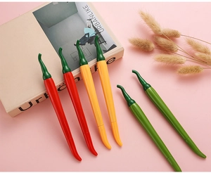 Primer plano de bolígrafos de gel creativos con forma de chile rojo, amarillo y verde
