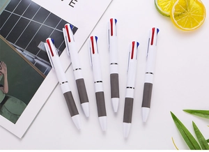 Gros plan de six stylos à bille rétractables 3 couleurs avec poignées en caoutchouc gris