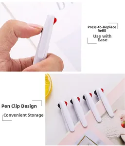 Primer plano de un bolígrafo blanco de 3 colores con clip de sujeción para cuadernos