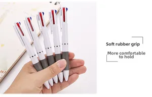 Detalle del agarre de goma suave gris y botones de tres colores en bolígrafos blancos
