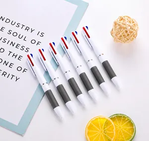 Detalle de bolígrafos retráctiles de colores con agarre antideslizante en escritorio blanco