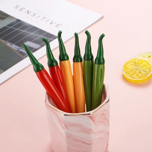 Juego de bolígrafos de gel con forma de chile en rojo, naranja y verde en un portalápices