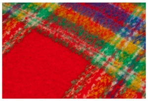 Macro della trama spazzolata soffice e del motivo a quadri colorati sulla sciarpa