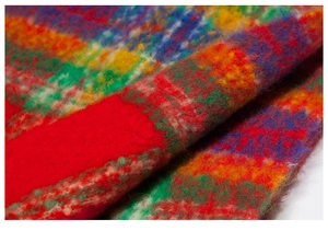 Dettaglio di sciarpa a quadri multicolore con trama spazzolata e frange spesse