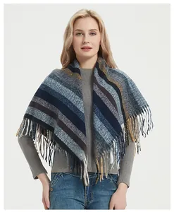 Dettaglio di sciarpa in maglia a righe multicolori con lunghe frange decorative per uomo