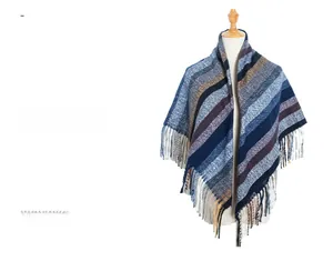Dettaglio macro della sciarpa in maglia a righe multicolori con finiture a frange