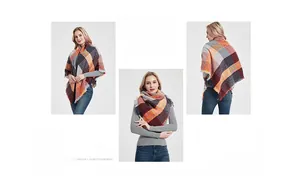 Detail eines mehrfarbigen karierten Schals mit dicker Stricktextur und Fransenrand