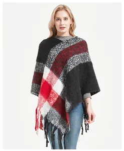 Détails du tissu en maille épaisse à carreaux rouge et noir avec pompons décoratifs