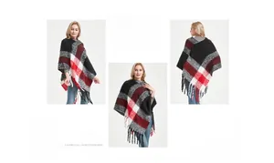 Vue sous trois angles d'un poncho à carreaux épais avec franges en noir et blanc