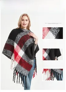Détails macro du poncho en maille à carreaux avec glands épais et texture tissée douce