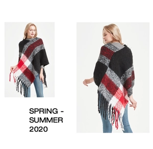 Gros plan sur la texture en maille épaisse et les longues franges de ce poncho à carreaux