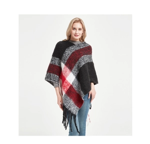 Gros plan du poncho à carreaux épais montrant les détails des motifs rouges et noirs
