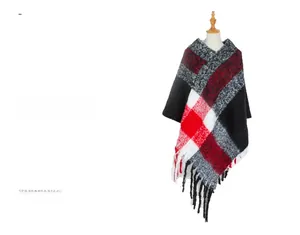 Vue détaillée des franges épaisses et du tricot à carreaux épais sur le poncho d'hiver