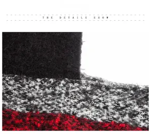 Gros plan sur un tissu épais en maille bouclée avec texture patchwork noir et rouge