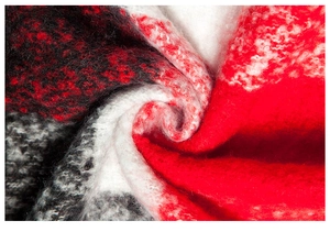 Détail macro du tissu à carreaux rouge et noir épais avec une texture cachemire douce