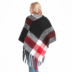 Poncho à carreaux épais pour femmes avec de grosses franges en noir et rouge