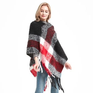 Poncho en maille pour femme avec motif à carreaux noir et blanc et longues franges