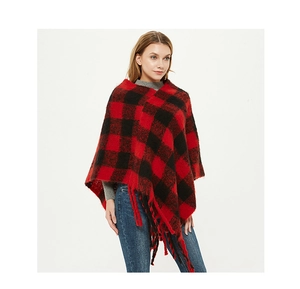 Detail eines rot-schwarz karierten Strickschals mit weichen langen Fransenquasten