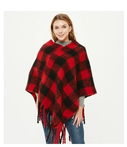 Detailaufnahme des rot-schwarzen Karo-Ponchos mit dicken Fransen am Saum