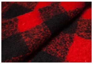 Makroaufnahme von dickem rot-schwarzem Buffalo-Karo mit weicher Wolltextur