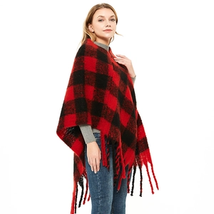 Dicker rot-schwarzer Karo-Poncho mit langen Fransen für den Winter am Modell