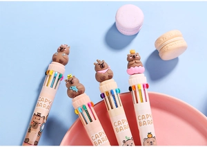 Dettaglio di penne a sfera Capybara a 10 colori con simpatici topper 3D per bambini