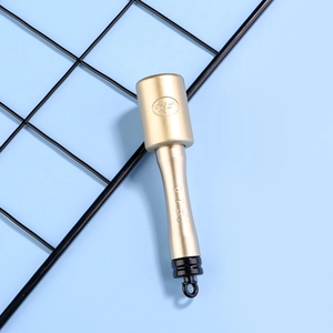 Λήψη macro χρυσού στυλό σε σχήμα χειροβομβίδας 6,7g με λογότυπο RF σε μπλε φόντο
