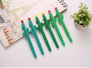 Gros plan de six stylos en forme de cactus avec fleurs sur un carnet de notes