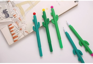 Gros plan de cinq stylos gel cactus avec pointes aiguille 0,5mm et fleurs colorées