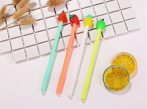 Dettaglio di penne creative con decorazioni a frutta come fragola, ananas, pera e mela
