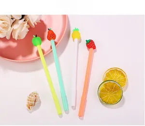 Dettaglio di penne creative a tema frutta con ciondoli in silicone a forma di mela e fragola