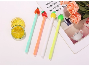 Dettaglio di penne creative con decorazioni di frutta tra cui fragola e ananas